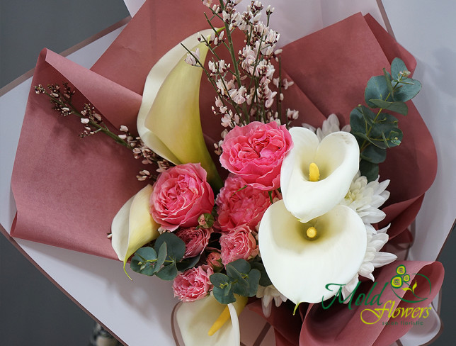 Bouquet with white lilies and roses photo